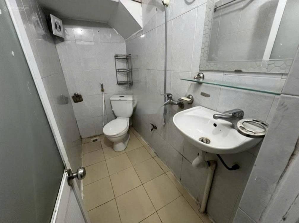 Cho thuê nhà Nguyễn Trãi, 43m2 x 3.5 tầng, 2 ngủ, 8 Triệu KD, kho, ở gđ, nhóm đi làm - Ảnh 3